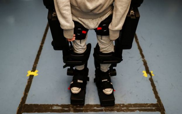 Otac izradio egzoskelet da bi sin u kolicima tako mogao hodati